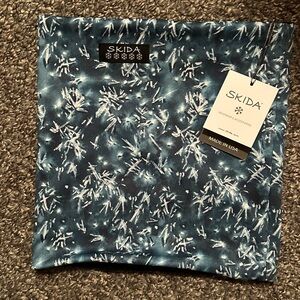 NWT Brand new, never worn Adult Skida Blue Patterned Neck Warmer.